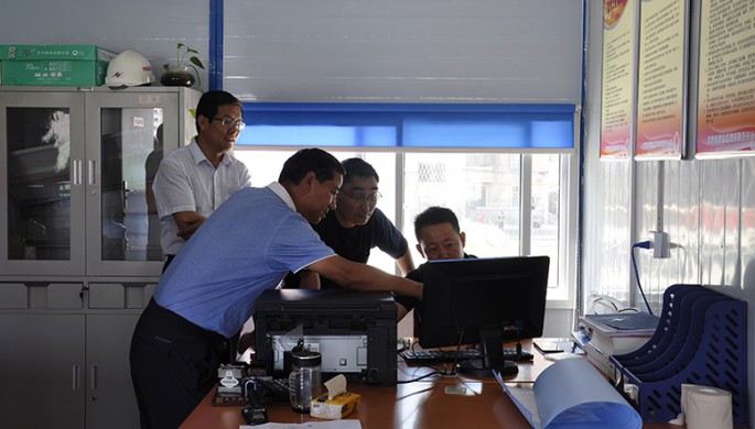 40001���ϻ����������Ϸ��ίίԱ�����»���ϯ������ͬ־��չ�������������μ�ʹ������������˶�