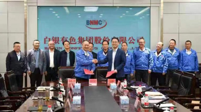 ����40001���ϻ����������Ϸ�����������ɫ���Źɷ����޹�˾ǩ��ս���������Э��