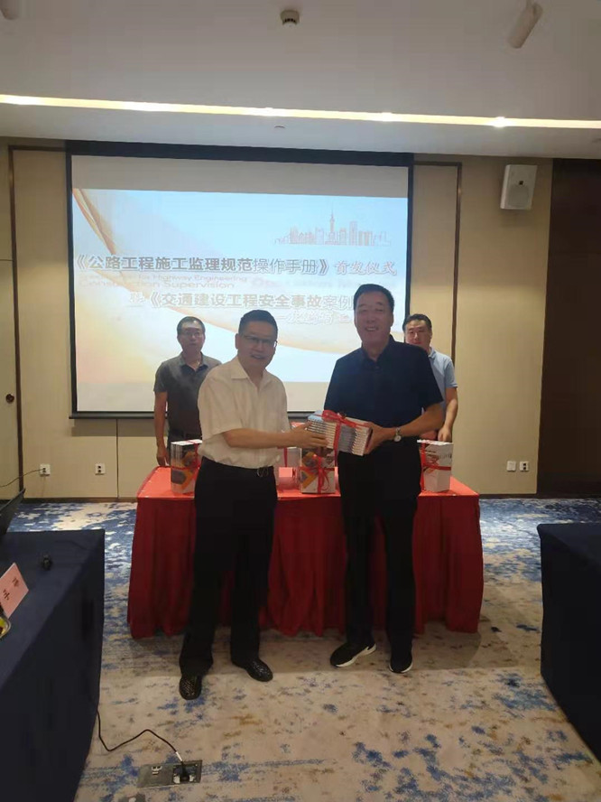 1567571355317079221.jpg 9.1操作手册首发仪式2.jpg